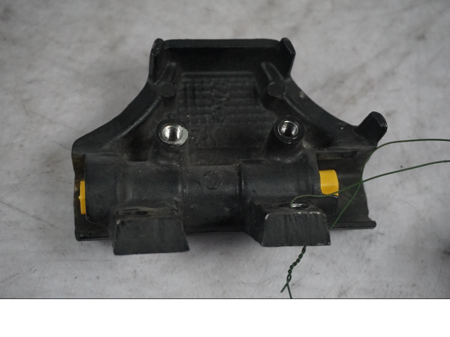 Baksidan på Bromsfördelare från en Honda VF 750 S -1982 motorcykel.