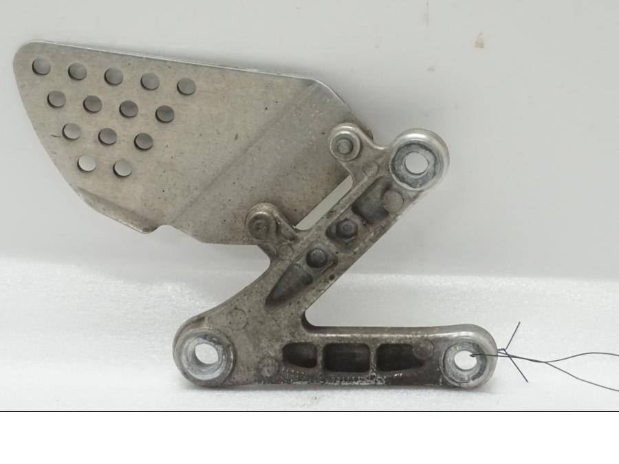 Baksidan på Fotpinnefäste från en Honda CBR 900 RR -1998 motorcykel.