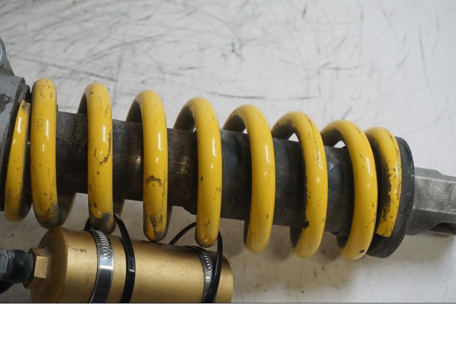 Baksidan på Stötdämpare från en Triumph Tiger 800 -2011 motorcykel.