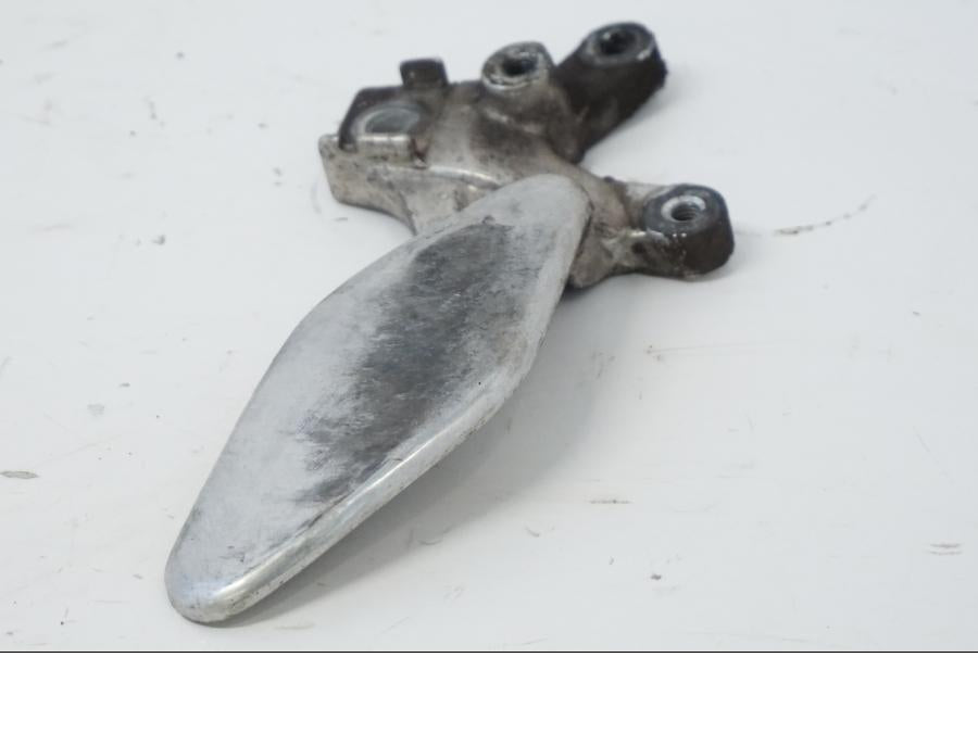 Vänster sida på Fotpinnefäste från en Yamaha YZF 1000 R -1997 motorcykel.