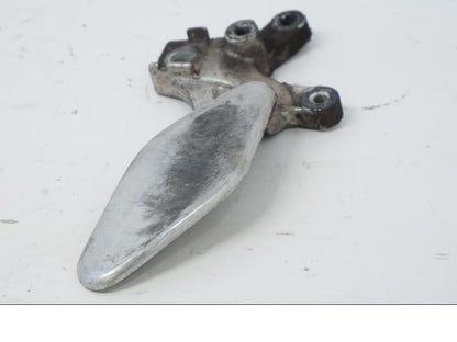 Vänster sida på Fotpinnefäste från en Yamaha YZF 1000 R -1997 motorcykel.