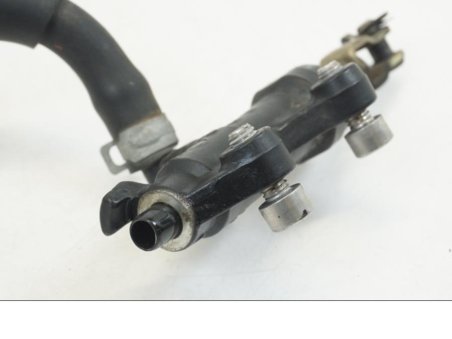 Snett nerifrån på Bromshuvudcylinder från en Triumph TT 600 -2002 motorcykel.