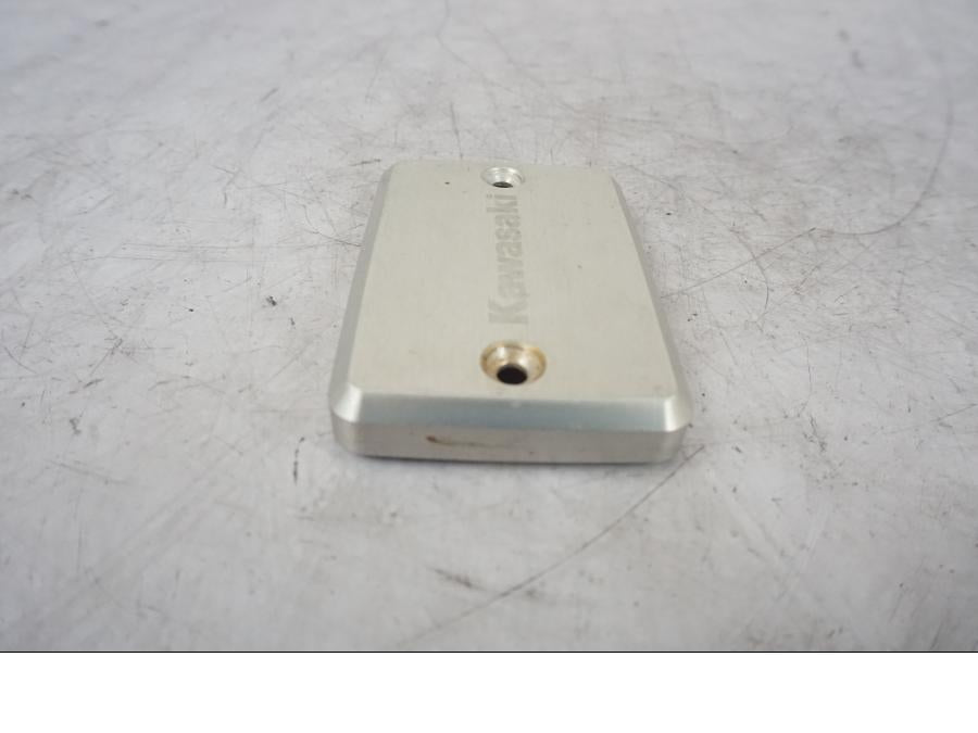 Höger sida på Bromsvätskebehållarkåpa från en Kawasaki ER-6N -2008 motorcykel.