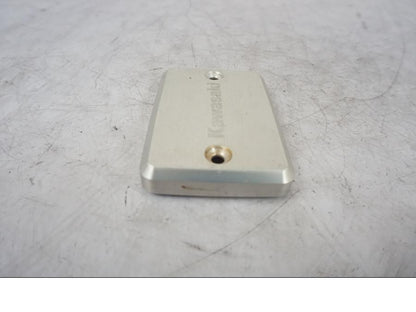 Höger sida på Bromsvätskebehållarkåpa från en Kawasaki ER-6N -2008 motorcykel.