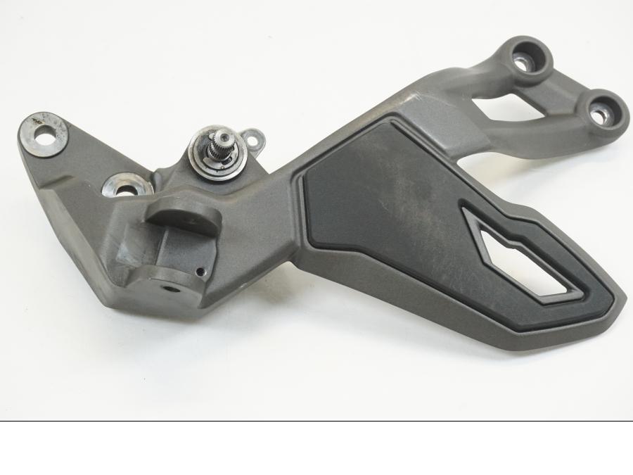 Framsidan på Fotpinnefäste från en Triumph Tiger 1200 -2018 motorcykel.