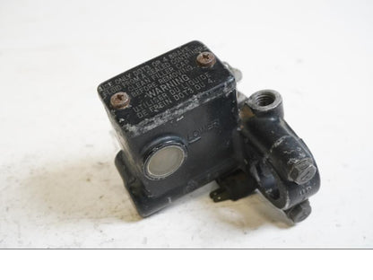 Framsidan på Bromshuvudcylinder från en Suzuki DR 750 S -1988 motorcykel.