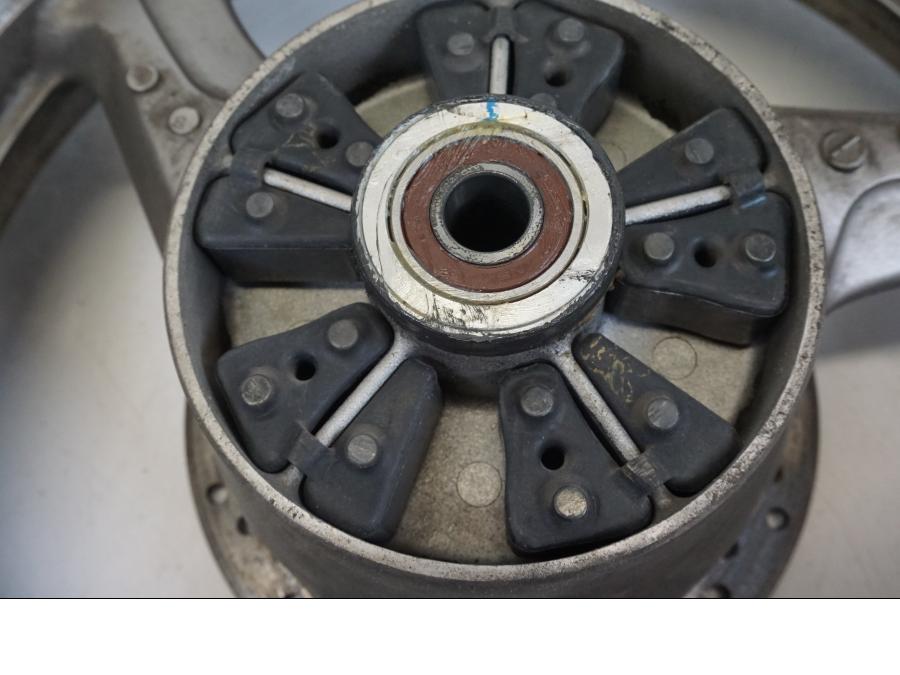 Snett nerifrån på Hjulpaket från en Honda XL 1000 V -1999 motorcykel.