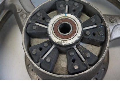 Snett nerifrån på Hjulpaket från en Honda XL 1000 V -1999 motorcykel.