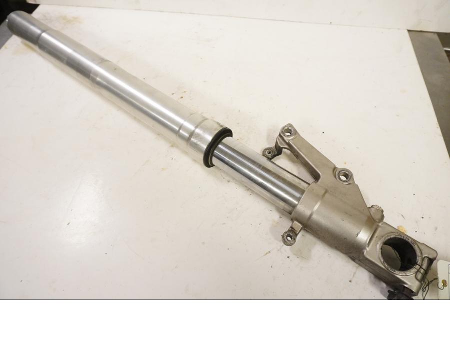 Framsidan på Gaffelben från en Suzuki GSX-R 750 -1999 motorcykel.