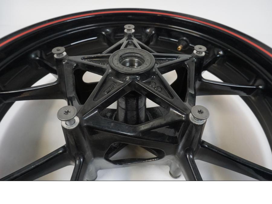 Höger sida på Fälg från en BMW S 1000 R -2019 motorcykel.