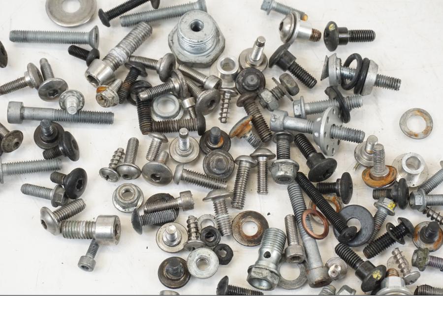 Vänster sida på Skruv / Mutter etc från en Aprilia Tuono V4R -2011 motorcykel.