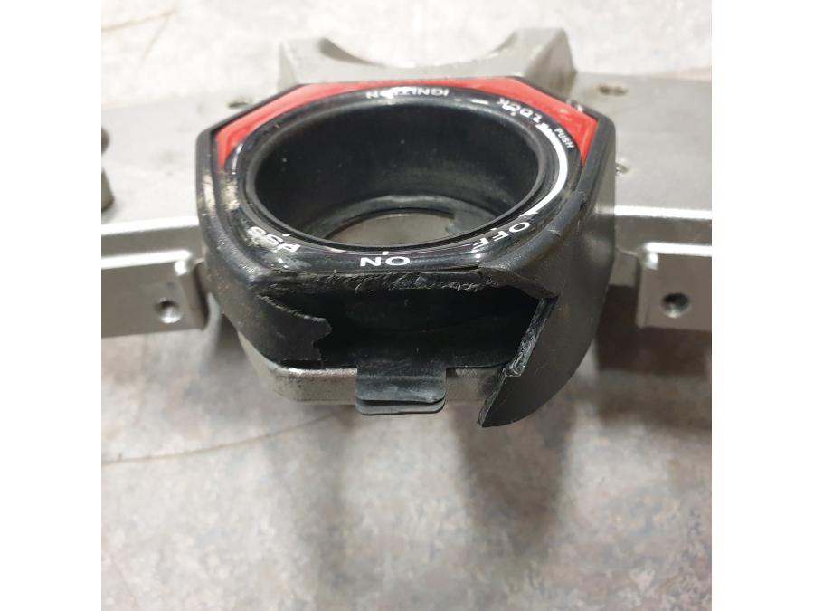 Höger sida på Gaffelkrona från en Kawasaki GTR 1400 -2012 motorcykel.