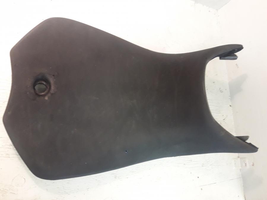 Höger sida på Sadel från en Yamaha MT 125 -2017 motorcykel.