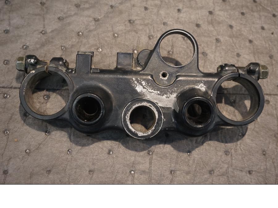 Framsidan på Gaffelkrona från en Suzuki DR 650 -1997 motorcykel.