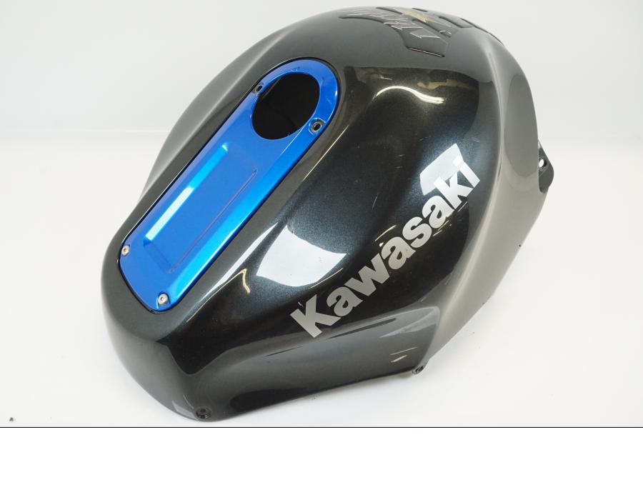 Framsidan på Bensintankskåpa från en Kawasaki ZX-12R -2000 motorcykel.