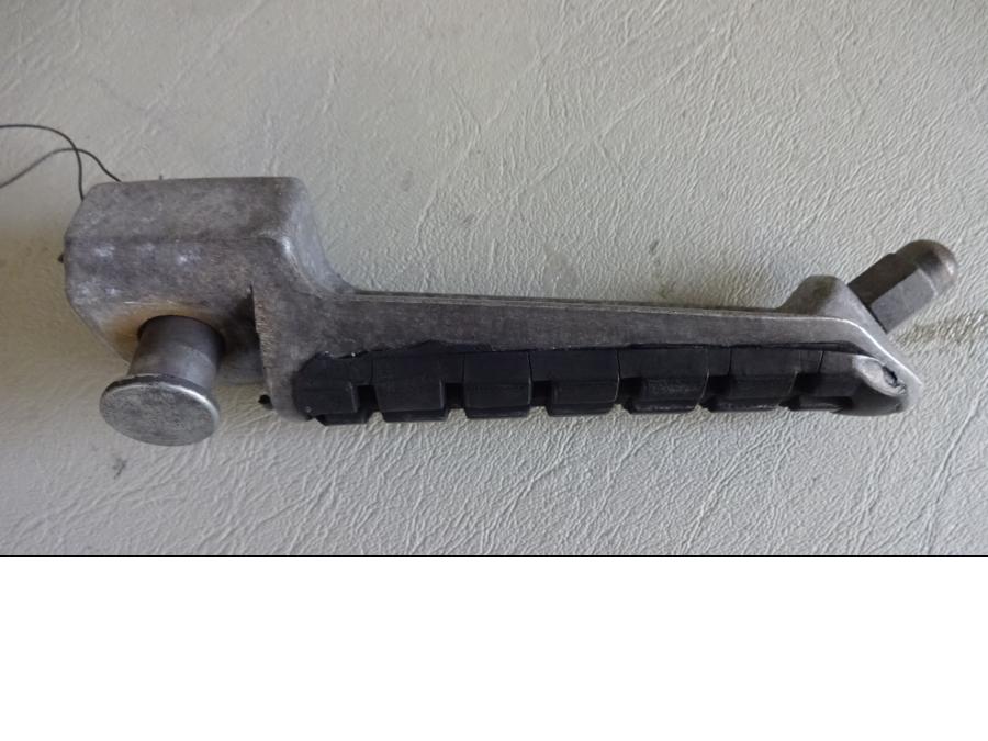 Höger sida på Fotpinne från en Kawasaki ZZR 1100 -1990 motorcykel.