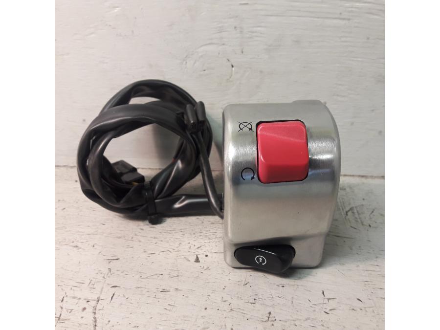 Framsidan på Styrelreglage från en Kawasaki VN 900 -2007 motorcykel.