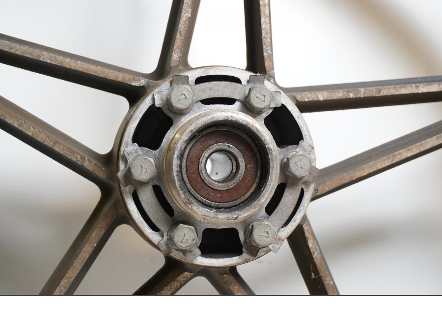 Baksidan på Fälg från en Suzuki GS 850 G -1982 motorcykel.