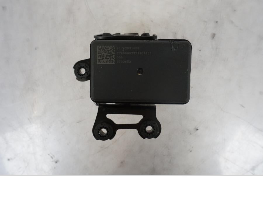 Snett nerifrån på ABS Modulator från en KTM 1290 Super Duke R -2023 motorcykel.