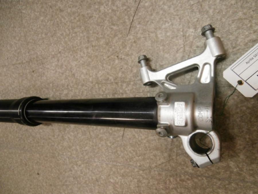 Framsidan på Gaffelben från en Aprilia SXV 550 -2008 motorcykel.