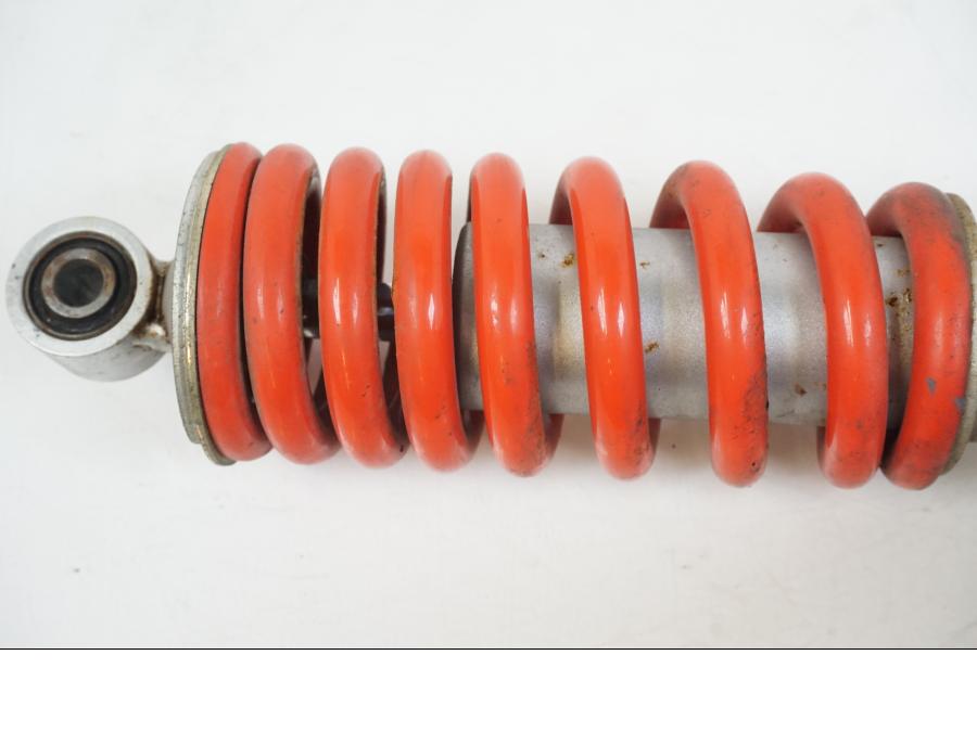 Snett nerifrån på Stötdämpare från en Honda CBR 125 R -2006 motorcykel.