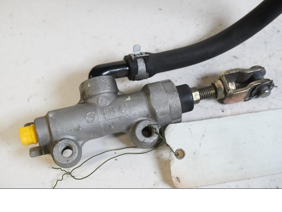 Vänster sida på Bromshuvudcylinder från en Kawasaki VN 1600 Mean Streak -2004 motorcykel.