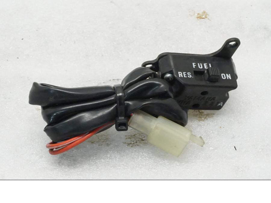 Framsidan på Bensinreservkontakt från en Yamaha XV 535 -1999 motorcykel.