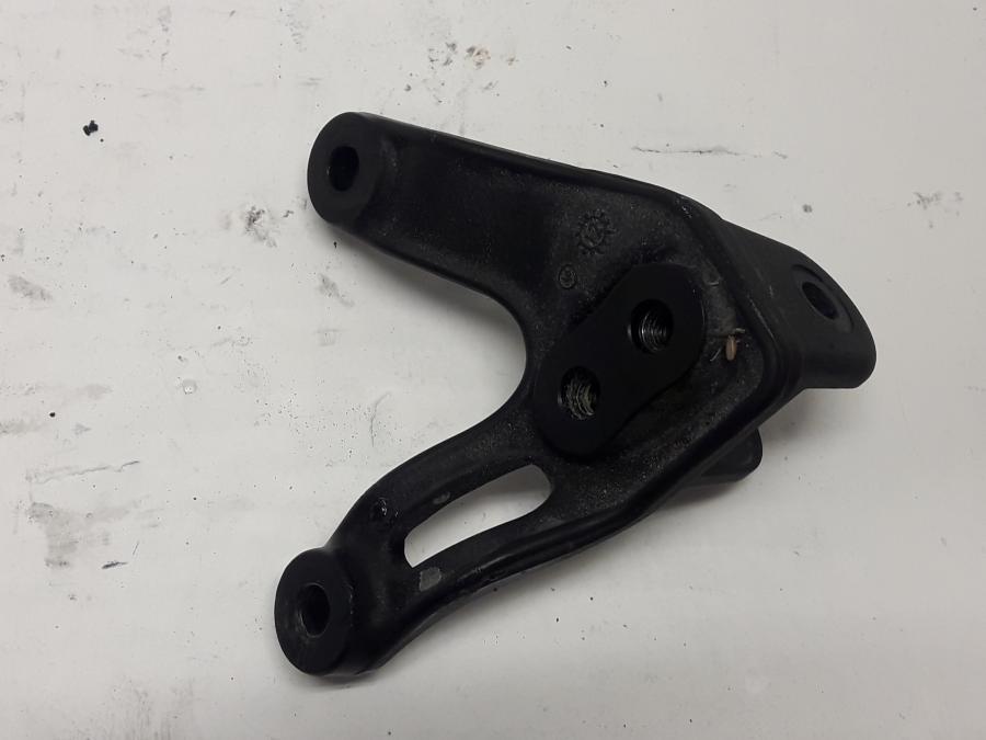 Baksidan på Fotpinnefäste från en KTM 690 Duke -2013 motorcykel.