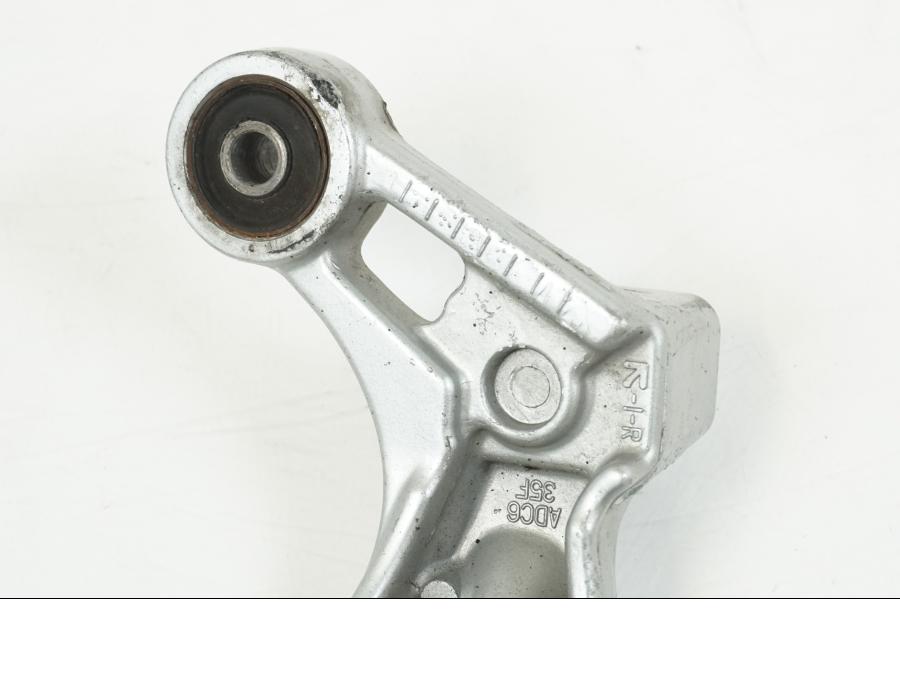Snett nerifrån på Fotpinnefäste från en Suzuki GSX-R 1000 -2001 motorcykel.