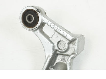 Snett nerifrån på Fotpinnefäste från en Suzuki GSX-R 1000 -2001 motorcykel.