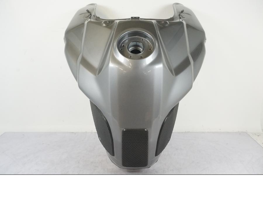 Framsidan på Bensintank från en Triumph Tiger Explorer -2013 motorcykel.