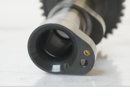 Baksidan på Kamaxel från en KTM 1190 Adventure -2015 motorcykel.