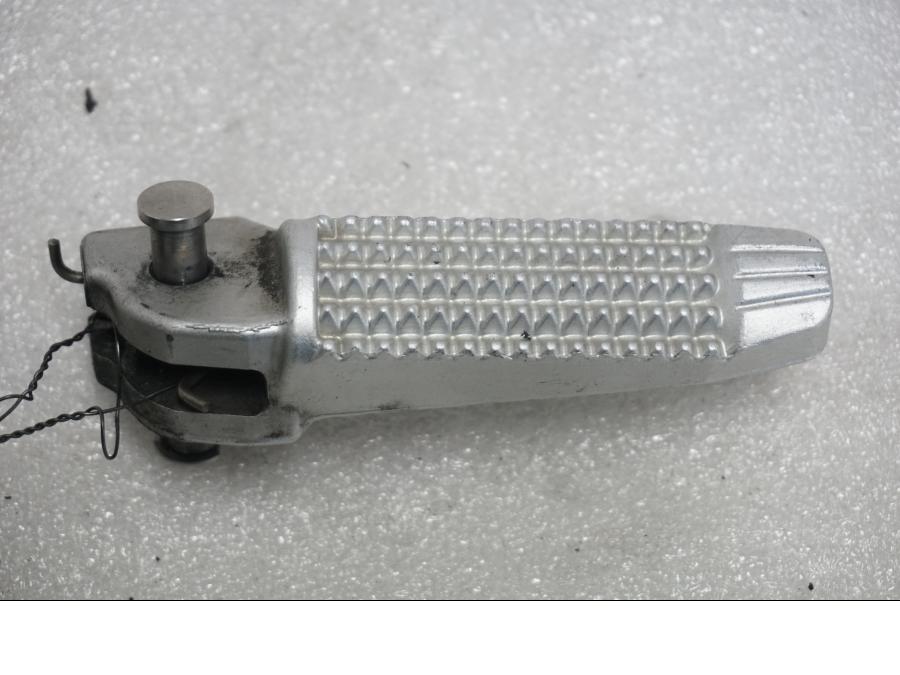 Framsidan på Fotpinne från en BMW K 1300 R -2011 motorcykel.