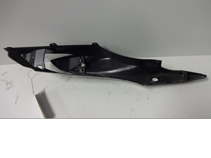 Snett nerifrån på Bakvinge från en Suzuki GSX-R 750 -2015 motorcykel.