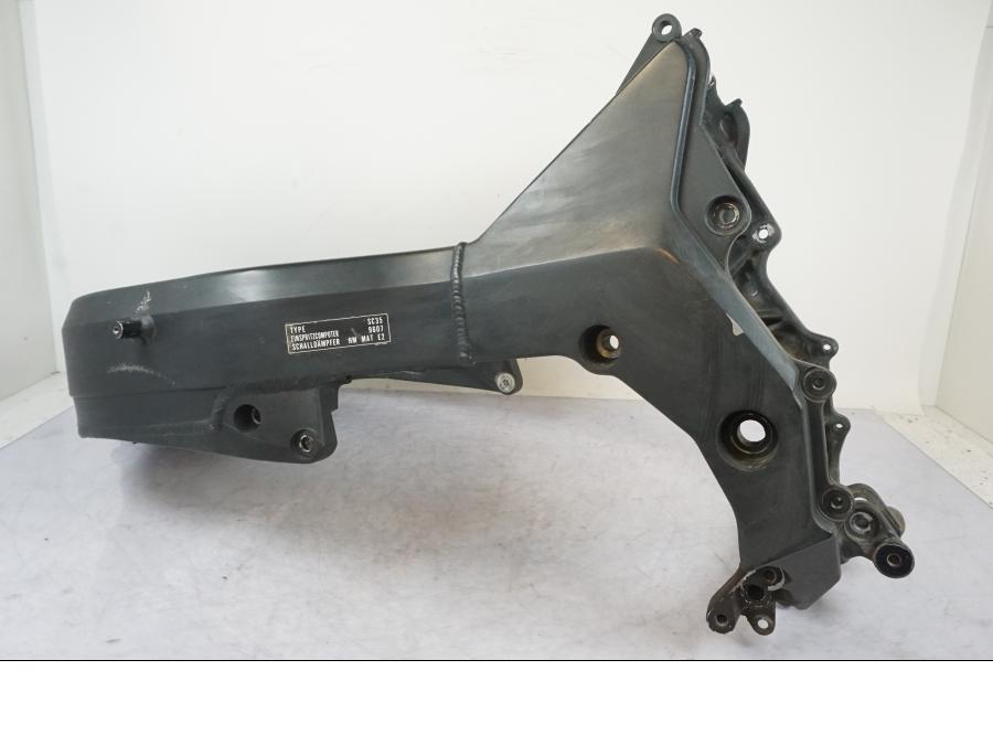 Vänster sida på Ram från en Honda CBR 1100 XX -1999 motorcykel.