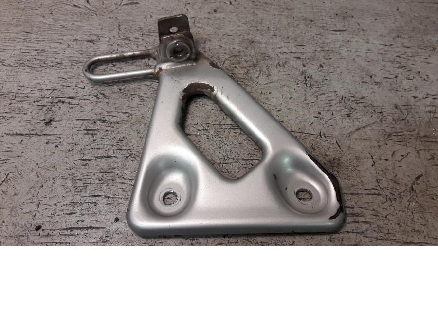 Baksidan på Fotpinnefäste från en Honda XL 600 V -1994 motorcykel.