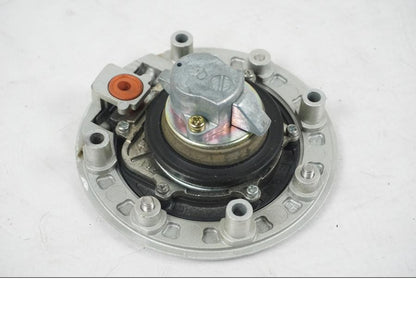 Extrabild2 på <p>Tanklock från Suzuki GSX 750 W 2002.</p>

<p>Med 1st nyckel. Repor finns på tanklocket se bilder.</p> motorcykel.