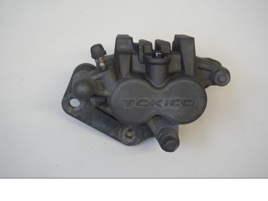 Framsidan på Bromsok från en Suzuki SFV 650 A Gladius -2012 motorcykel.