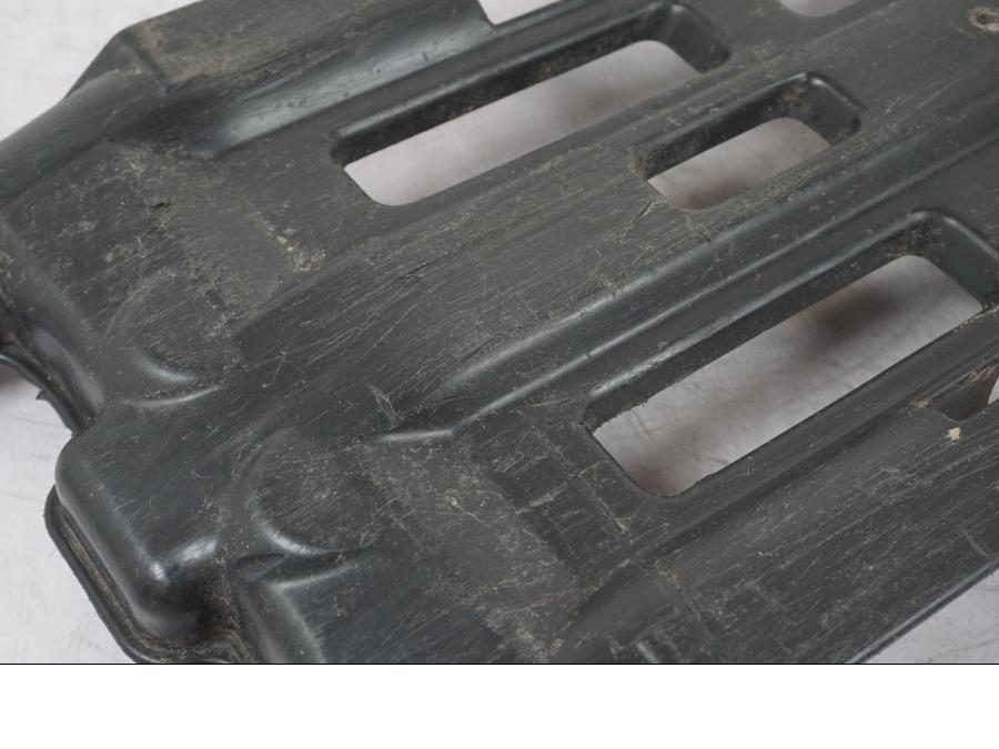 Baksidan på Hasplåt från en Suzuki LTA 750 XP E -2009 motorcykel.