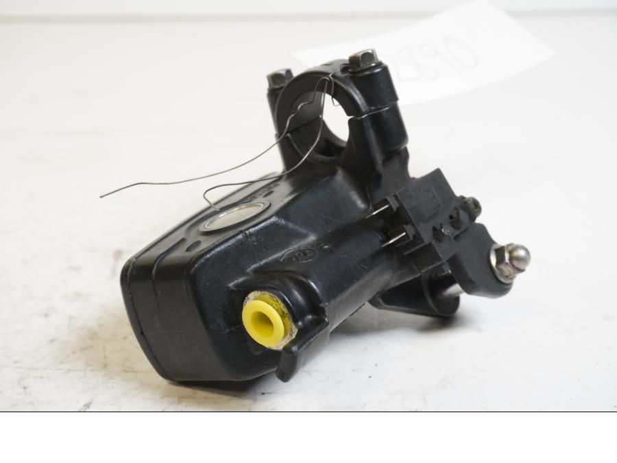 Höger sida på Bromshuvudcylinder från en Honda CBR 1100 XX -1998 motorcykel.