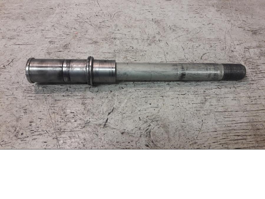 Framsidan på Axel från en Suzuki VZ 1600 -2005 motorcykel.