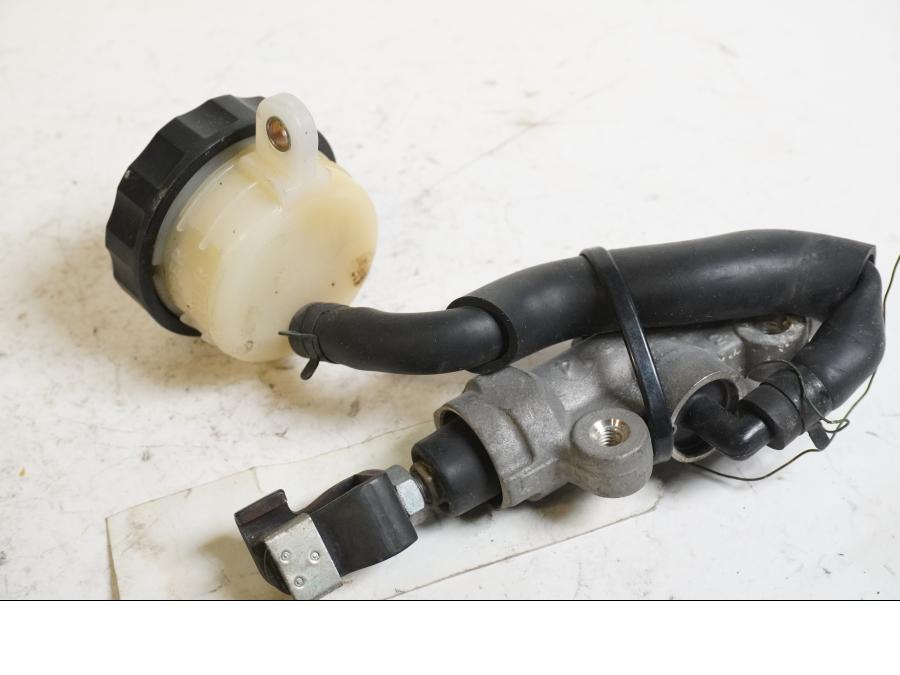 Baksidan på Bromshuvudcylinder från en Honda CBR 600 -1997 motorcykel.