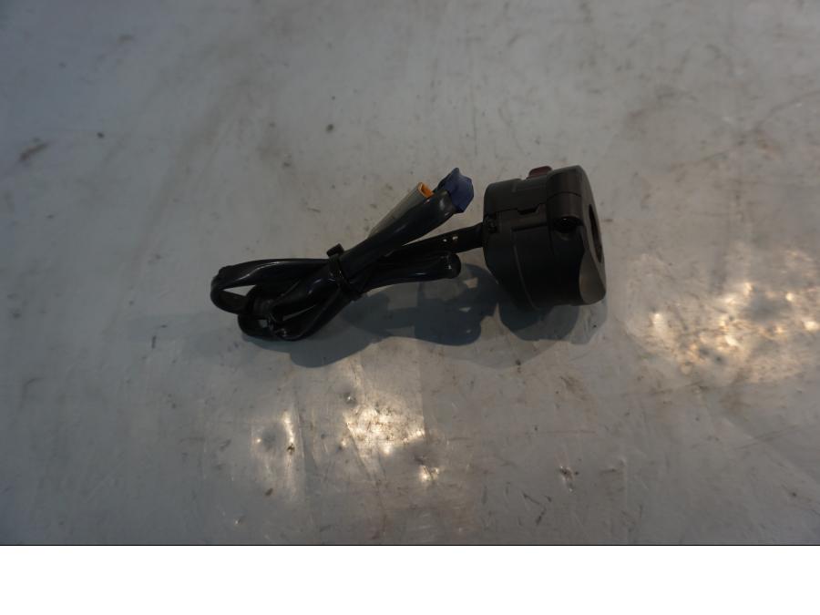 Baksidan på Styrelreglage från en Ducati Diavel -2015 motorcykel.