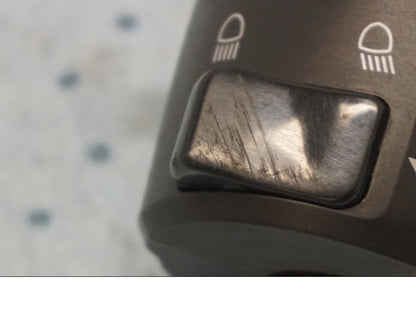 Höger sida på Styrelreglage från en Kawasaki ZX-6R -2000 motorcykel.