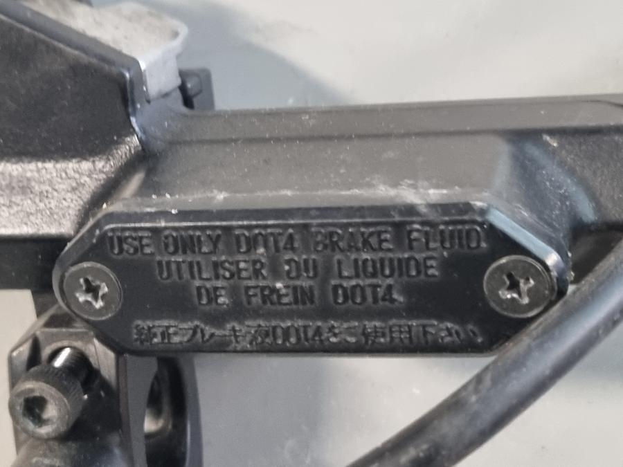 Vänster sida på Kopplingsgrepp från en Yamaha XT 1200 Z -2011 motorcykel.