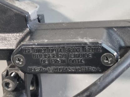 Vänster sida på Kopplingsgrepp från en Yamaha XT 1200 Z -2011 motorcykel.