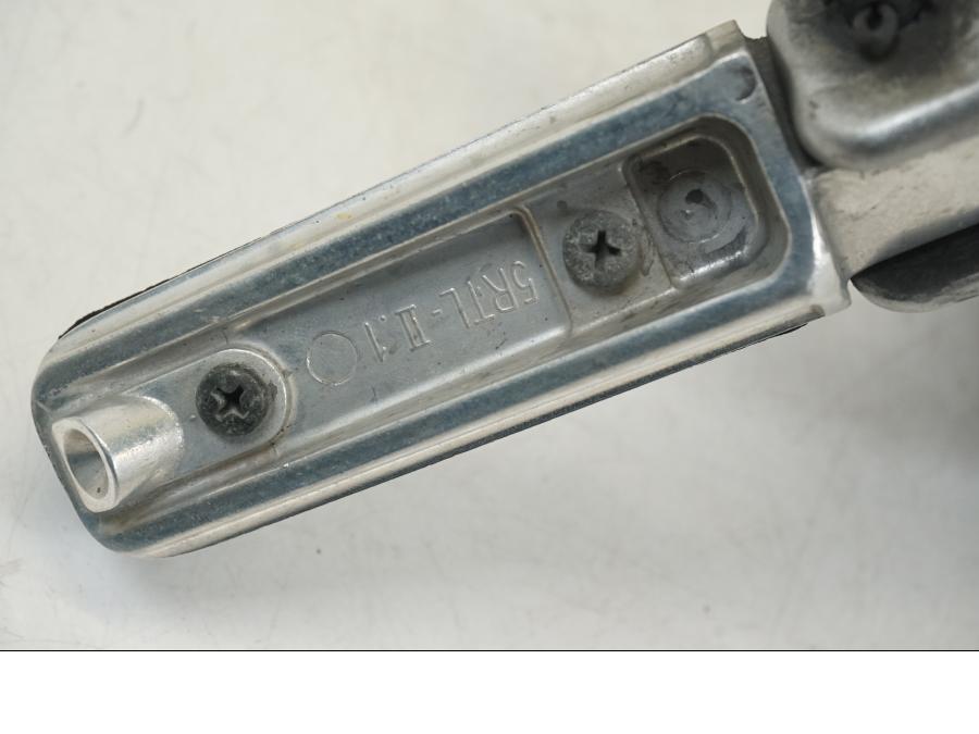 Snett nerifrån på Fotpinne från en Yamaha XT 1200 A -2010 motorcykel.