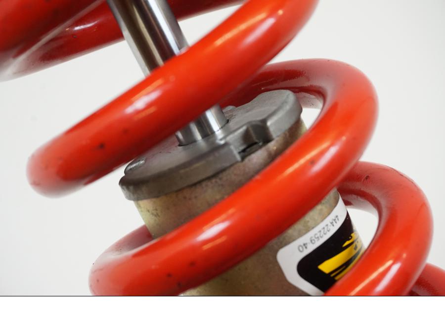 Snett nerifrån på Stötdämpare från en Yamaha FZ-S 600 -1999 motorcykel.