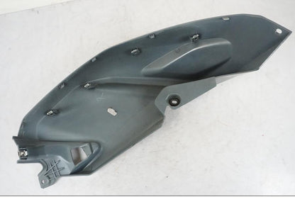 Snett uppifrån på Bensintankskåpa från en Yamaha MT 125 -2017 motorcykel.