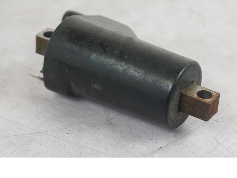 Snett uppifrån på Tändspole från en Suzuki SV 650 -1999 motorcykel.